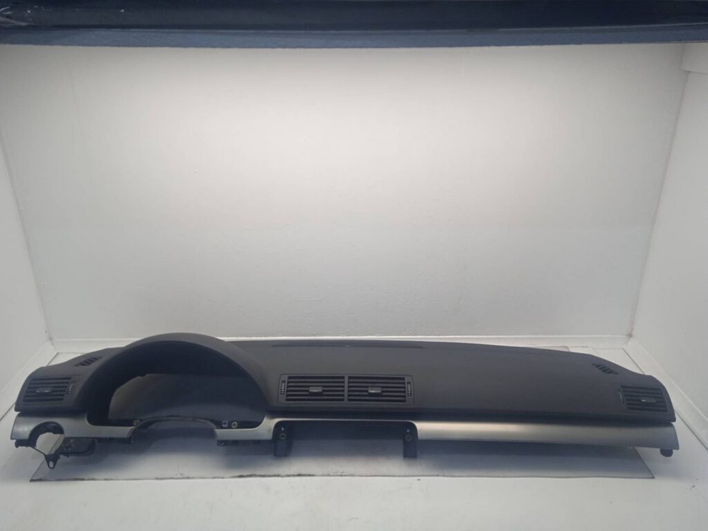 Audi A4 8E Limousine Armaturenbrettteil OEM 8E1857067A