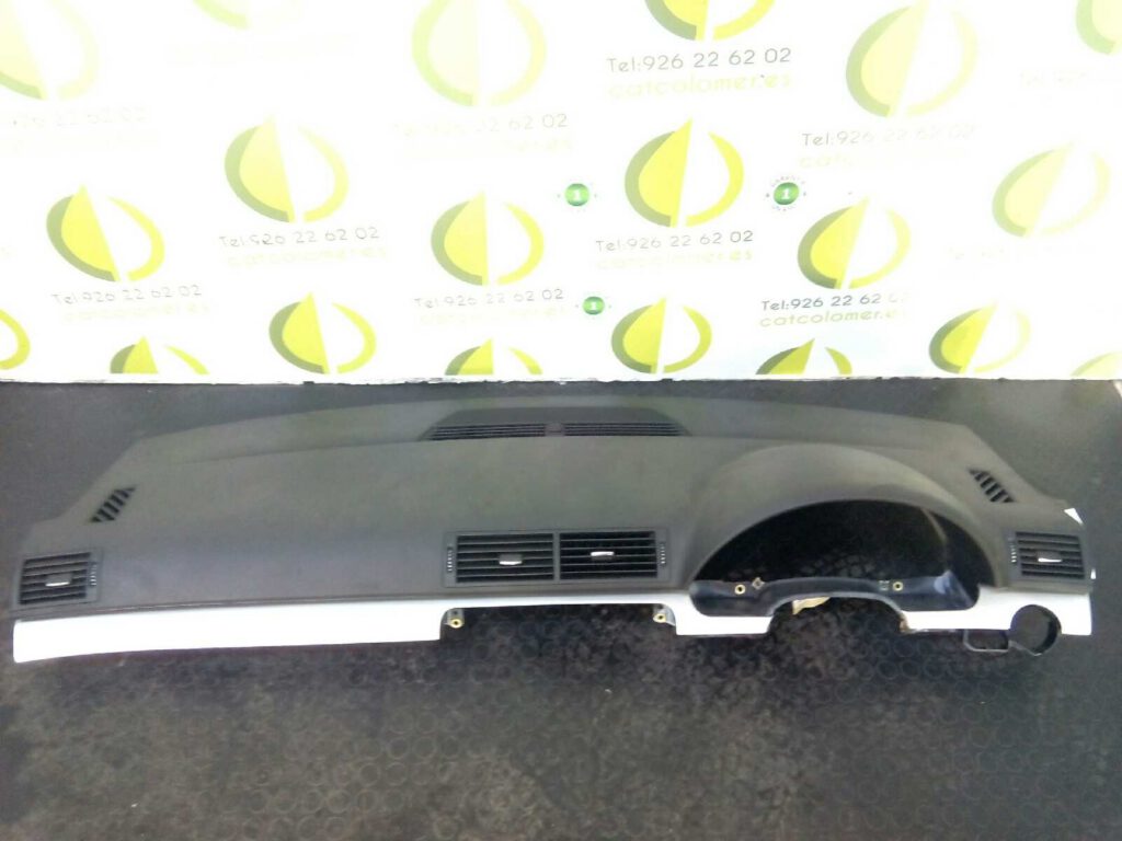 Audi A4 8E Limousine Rechtslenker Armaturenbrettteil