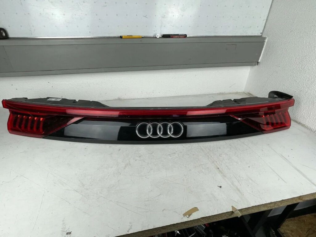 Audi Q8 SQ8 4M 4MN LED Tail Light Set OEM 4M8945095P