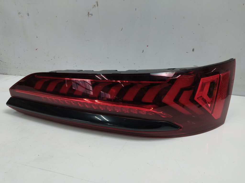 Audi Q7 4M Rückleuchte OEM 4M0945094F