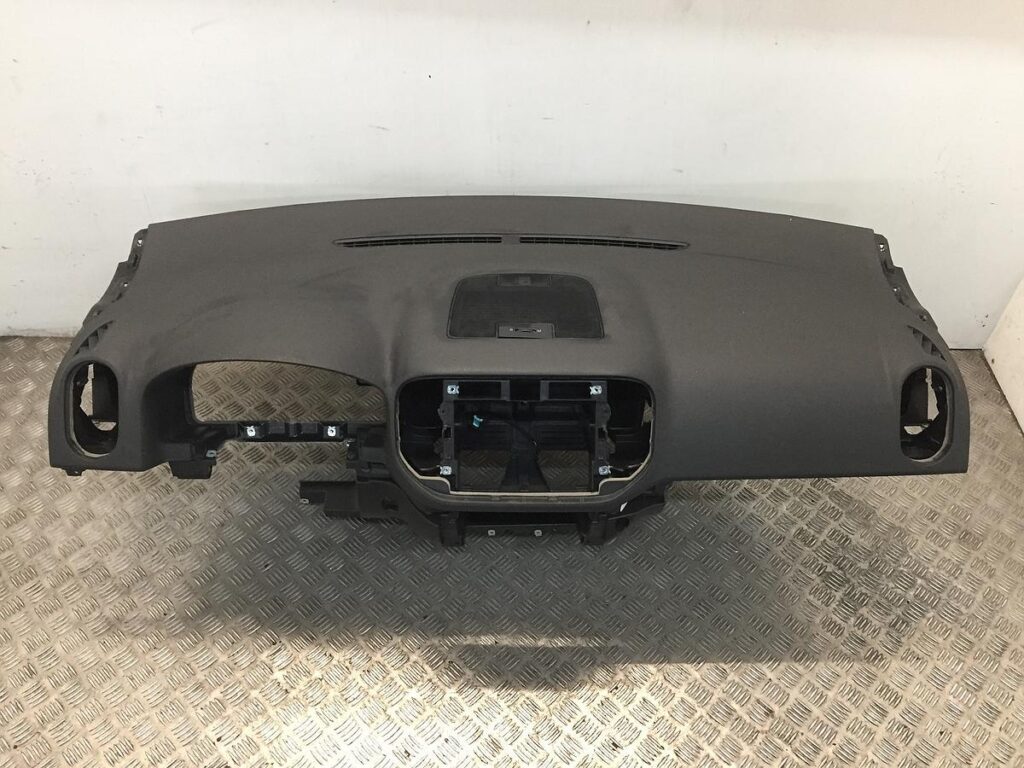 Volkswagen Golf Plus II / 1KP Front Dashboard