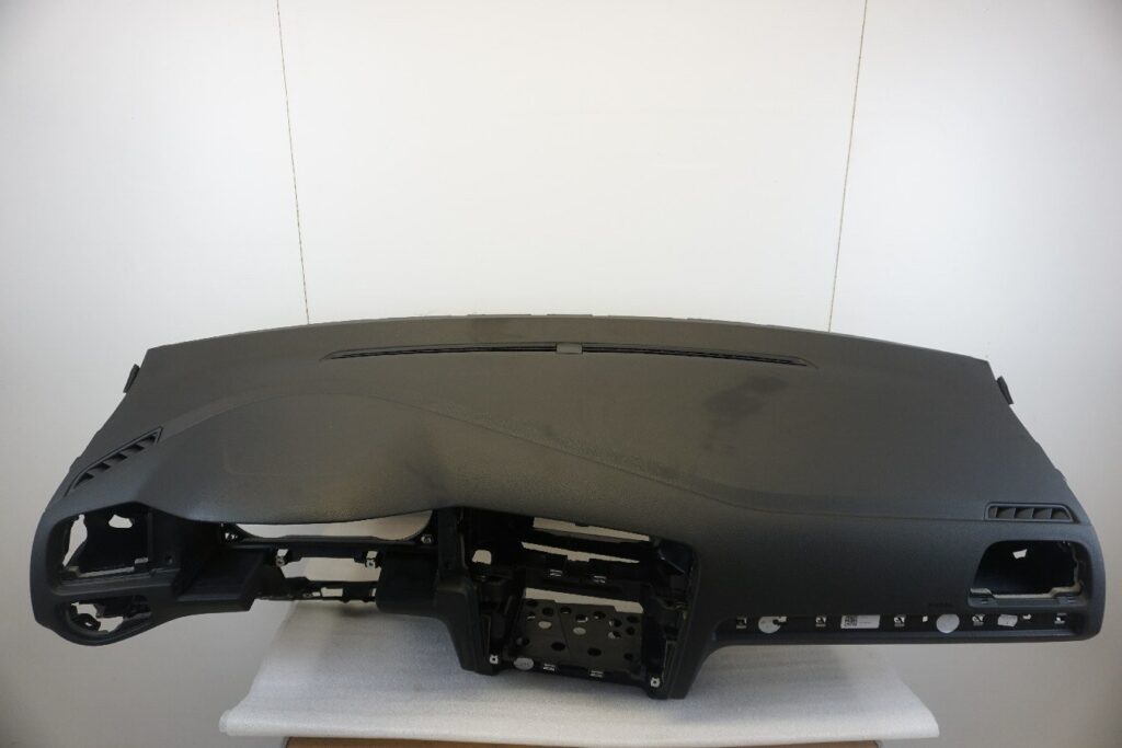 Volkswagen Golf VII Front Dashboard