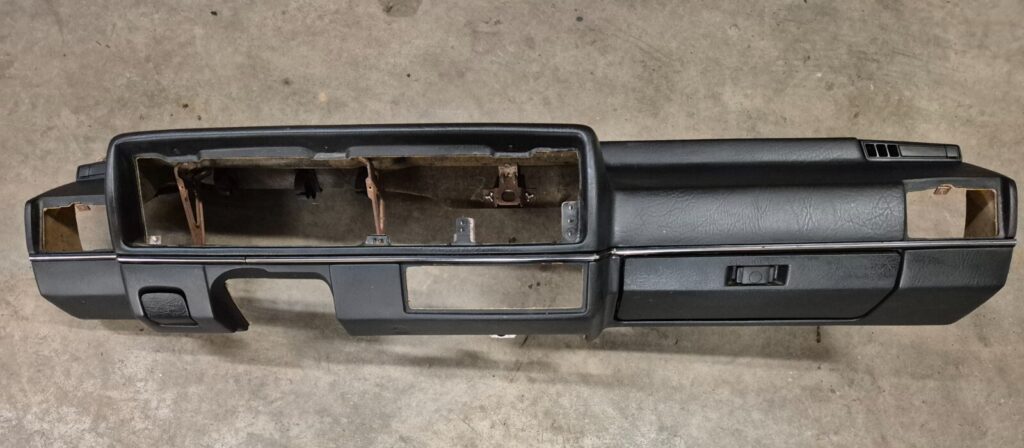 Volkswagen Golf / Jetta II Front Dashboard