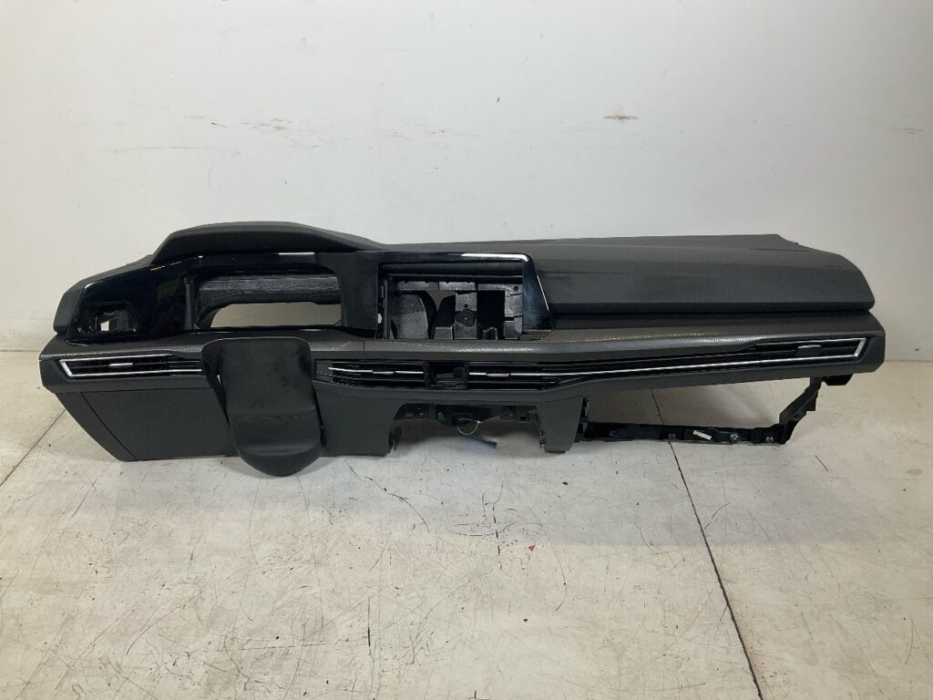 Volkswagen Golf VIII / CD Front Dashboard OEM 5H1857003M