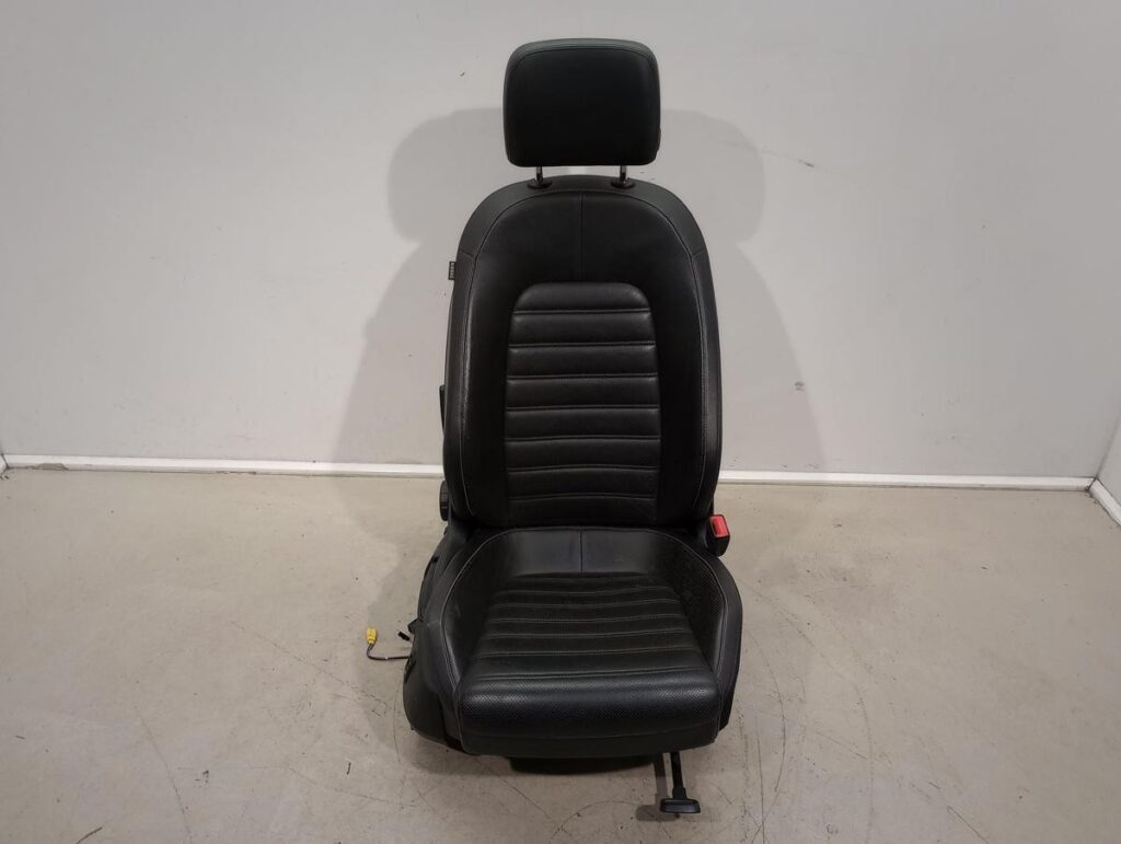 Volkswagen CC 358 Front Right Seat Black