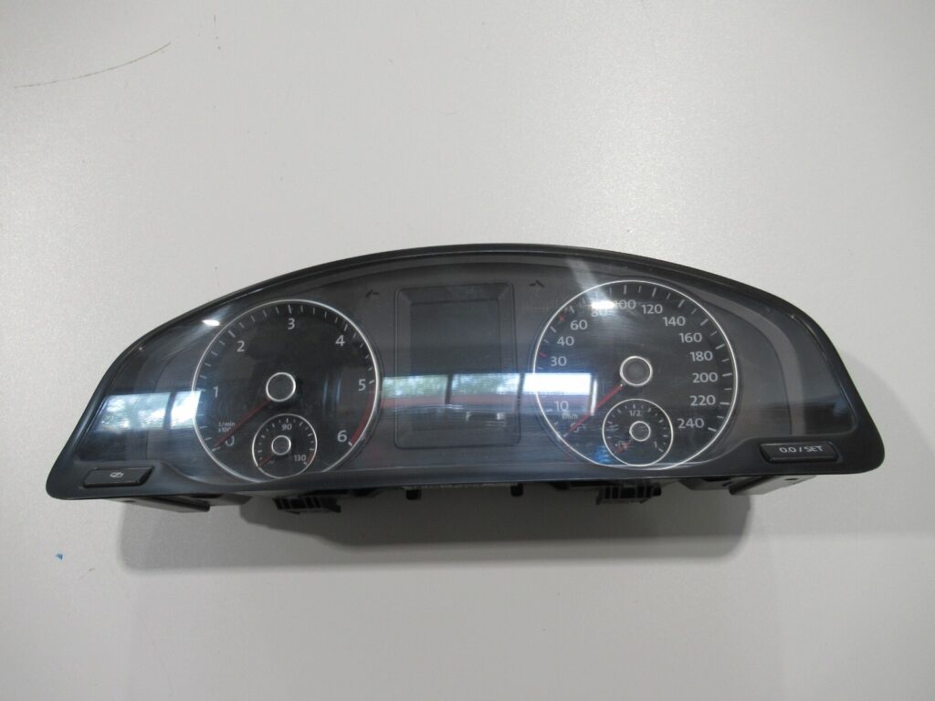 Volkswagen Transporter / Multivan T5 Facelift Instrument Cluster OEM 7E0920870A