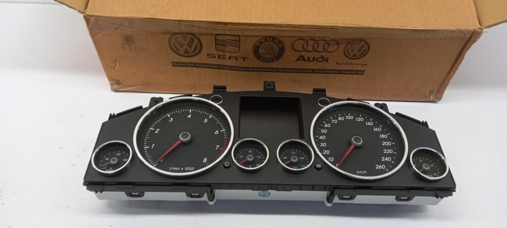 Volkswagen Touareg I / 7L Instrument Cluster OEM 7L6920880TX