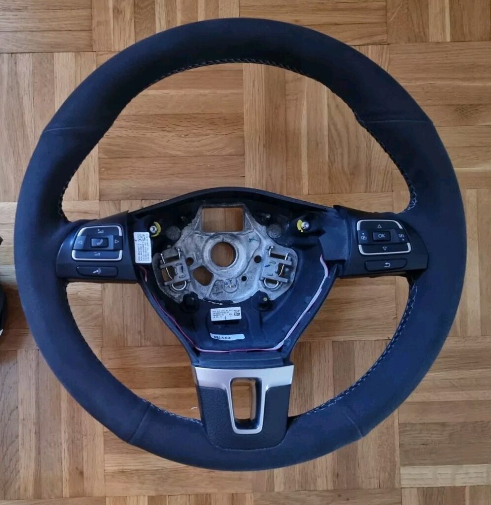 Volkswagen Golf VI Steering Wheel