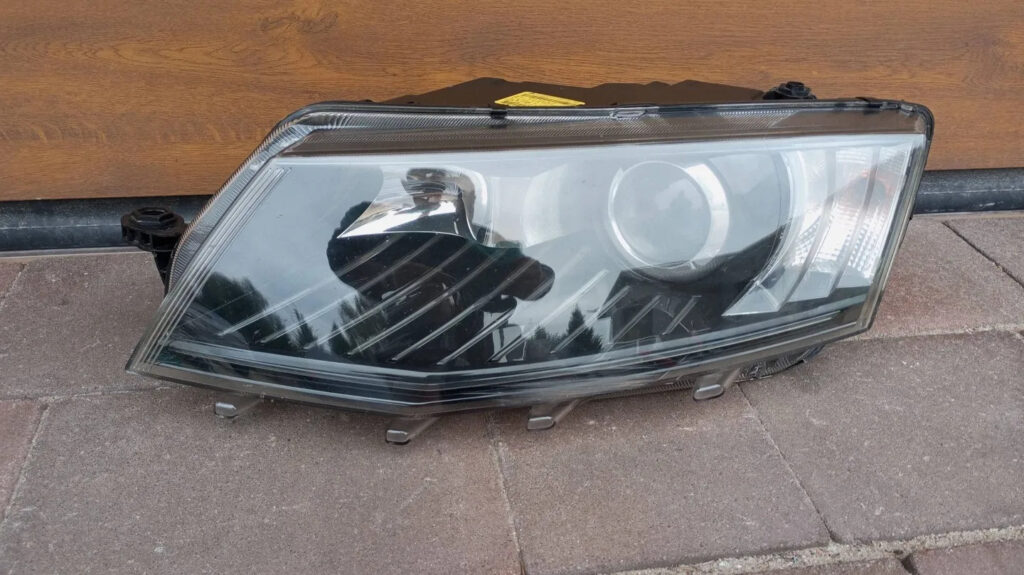 Skoda Octavia III Front Left Headlight OEM 5E1941015B