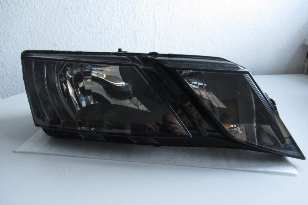 Skoda Octavia III Front Right Headlight OEM 5E1941016C