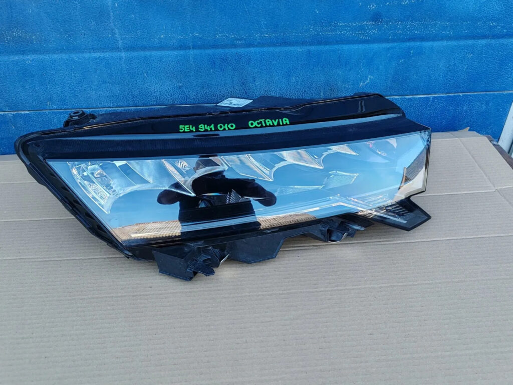 Skoda Octavia IV Front Right Headlight OEM 5E4941010