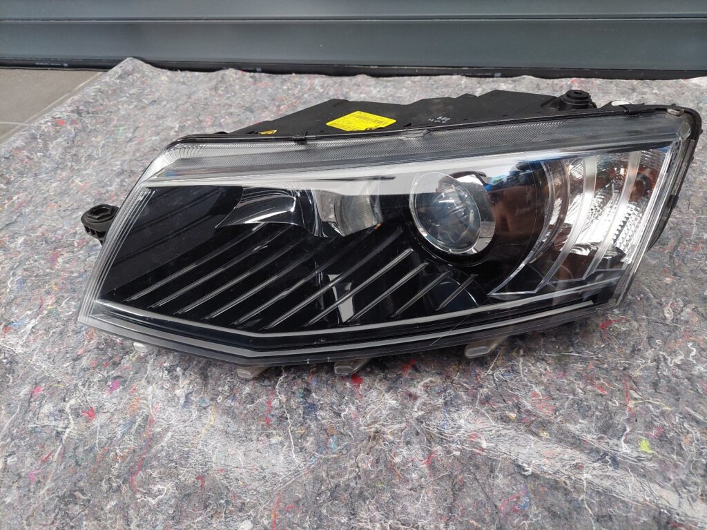 Skoda Octavia III Front Left Xenon Headlight OEM 5E1941015B