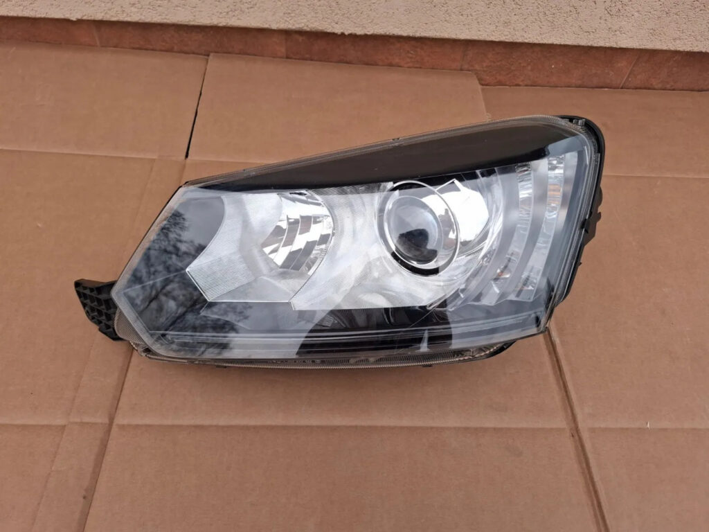 Skoda Yeti 5L Front Left Xenon Headlight OEM 5L1941015C