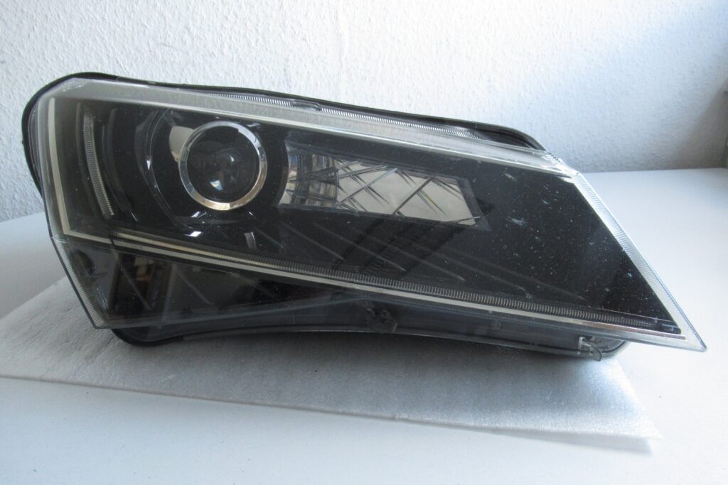 Skoda Superb III Front Right Xenon / LED Headlight OEM 3V1941016A