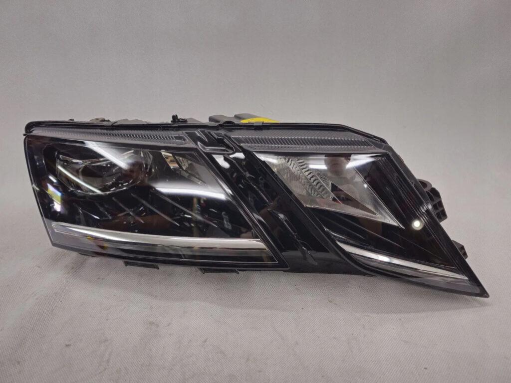Skoda Octavia III Front Right Headlight OEM 5E1941016D
