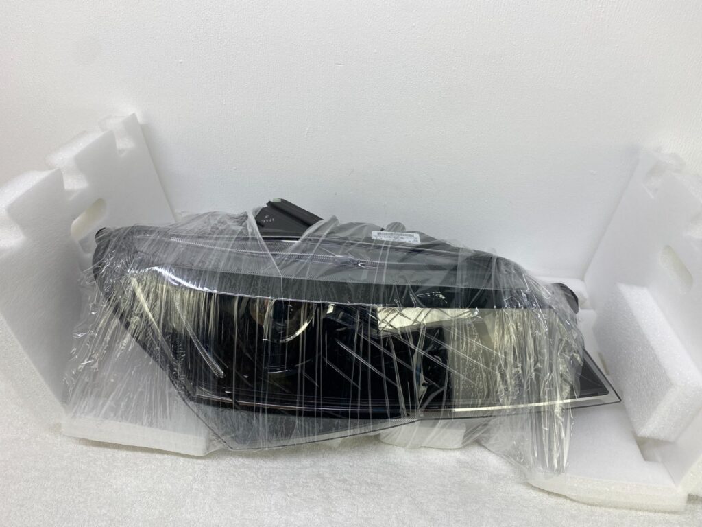 Skoda Superb III / 3V Front Right Bi-Xenon Headlight OEM 3V1941018B