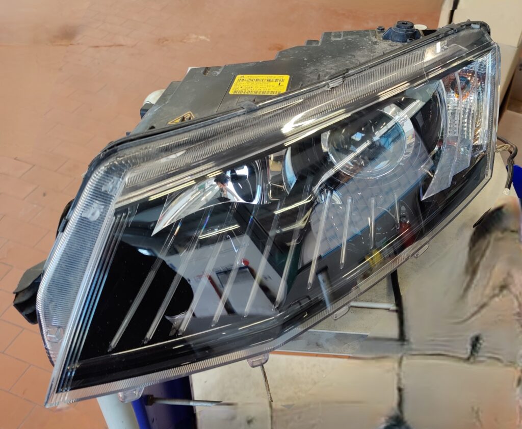 Skoda Octavia Front Left Xenon Headlight OEM 5E1941017B