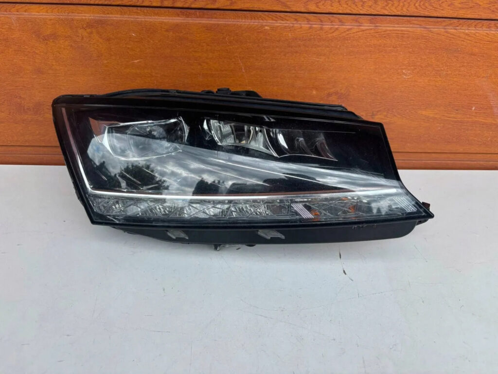 Skoda Fabia Front Right Headlight OEM 6V1941016F