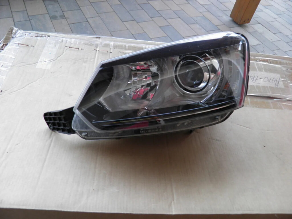 Skoda Yeti 5L Front Left Xenon Headlight OEM 5L1941015C