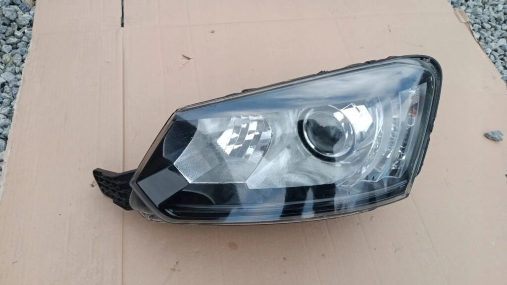 Skoda Yeti 5L Front Left Xenon Headlight OEM 5L1941015C20S