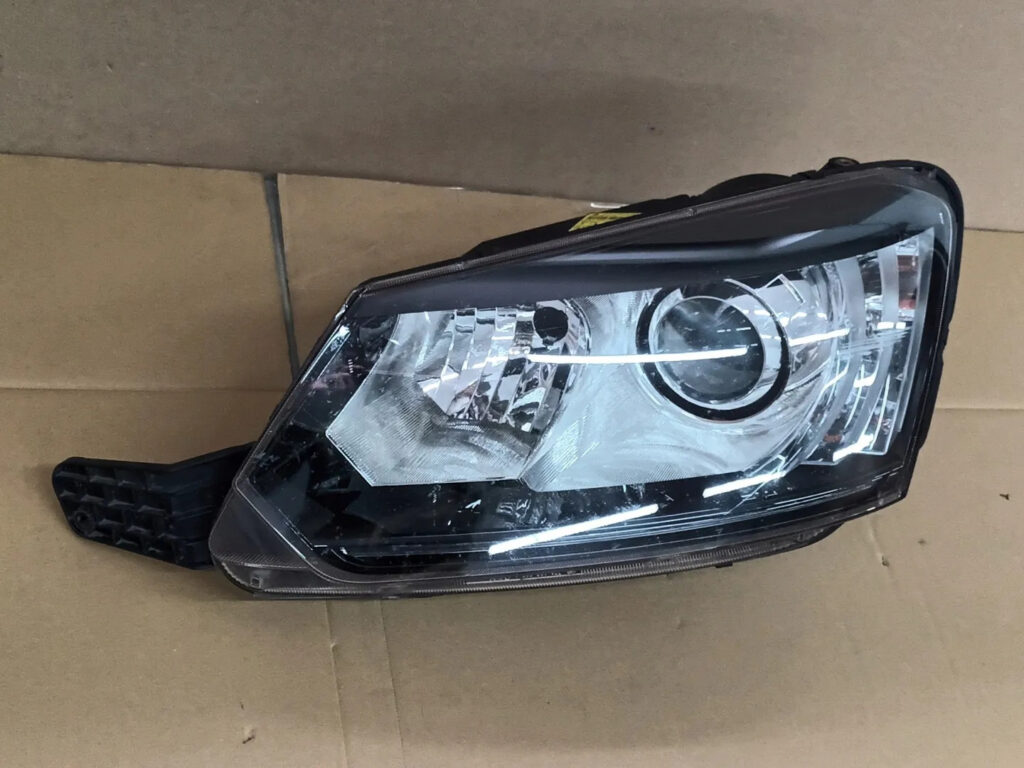 Skoda Yeti 5L Front Left Xenon Headlight OEM 5L1941015C