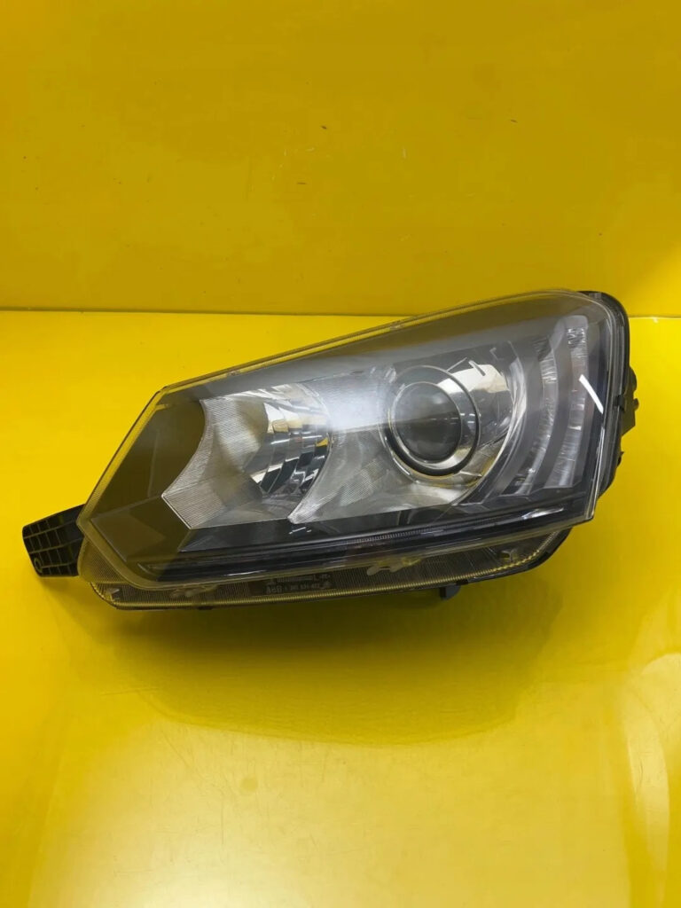 Skoda Yeti 5L Front Left Xenon Headlight OEM 5L1941015C