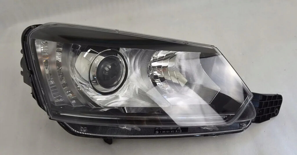 Skoda Yeti 5L Front Right Xenon Headlight OEM 5L1941016C