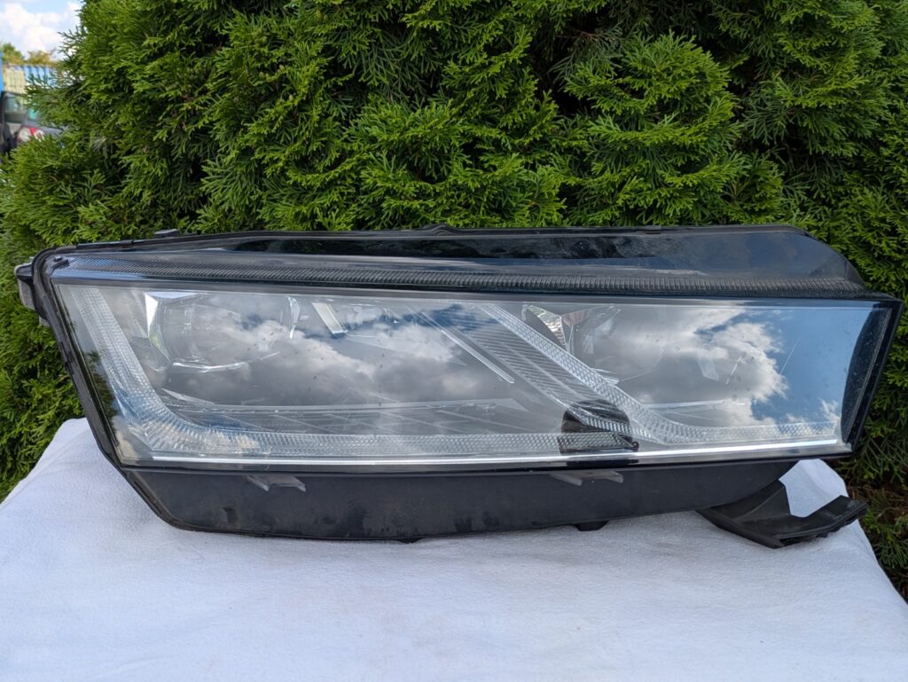 Skoda Octavia IV Front Right LED Headlight OEM 5E4941016B