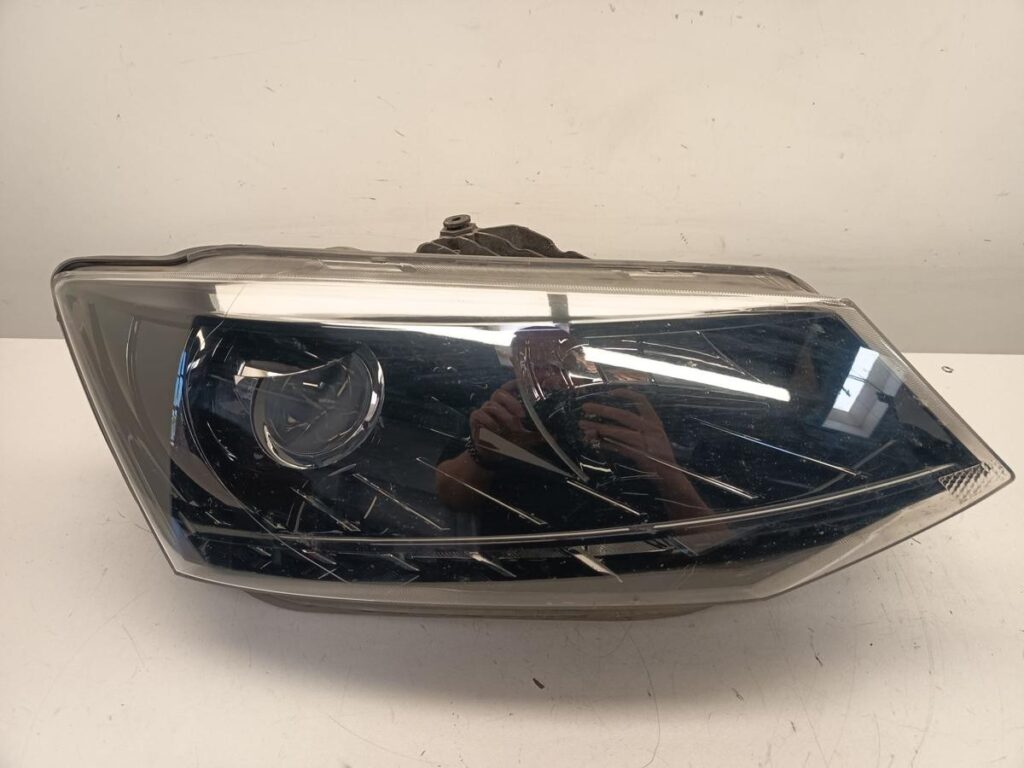 Skoda Fabia III / NJ Front Right Halogen Headlight OEM 6V1941016B