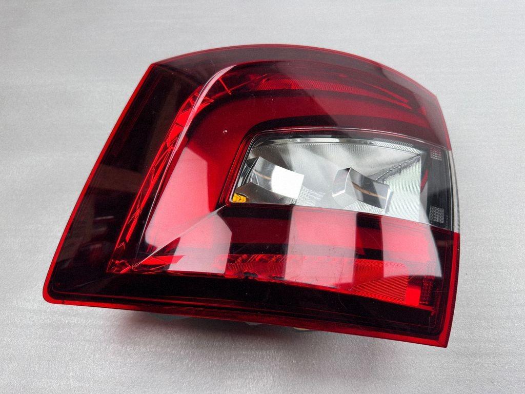 Skoda Octavia III Rear Right Tail Light OEM 5E9945712A