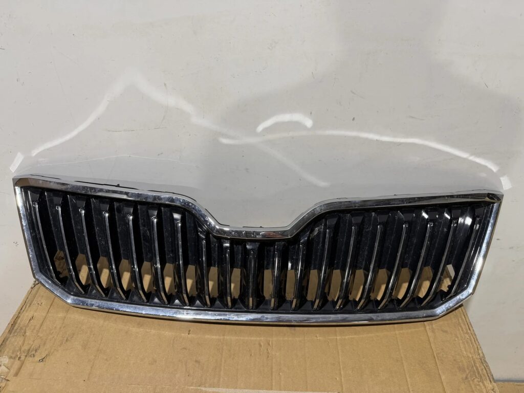 Skoda Superb III / 3V Front Grille OEM 3V0853653A