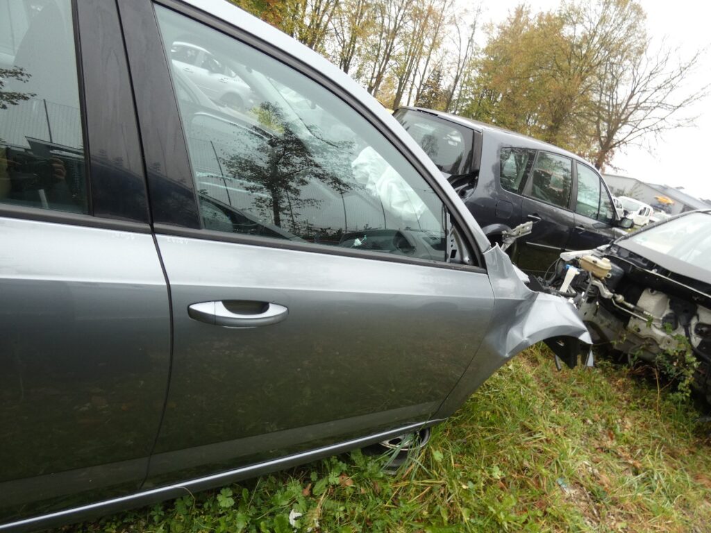 Skoda Octavia III / 5E Front Right Door Platinum Grey