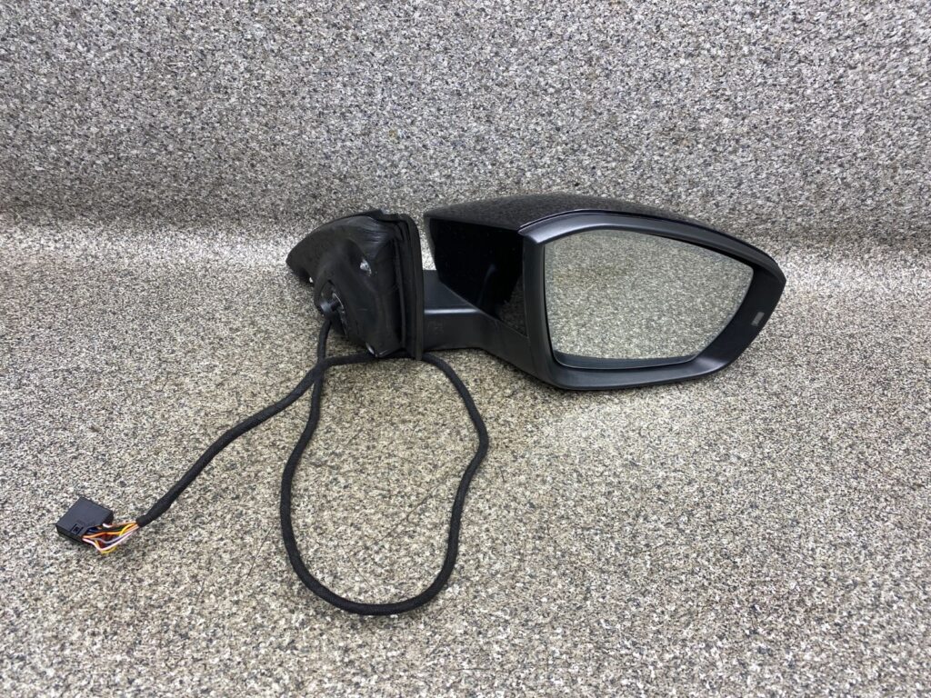 Skoda Octavia III / 5E Right Side Mirror Black
