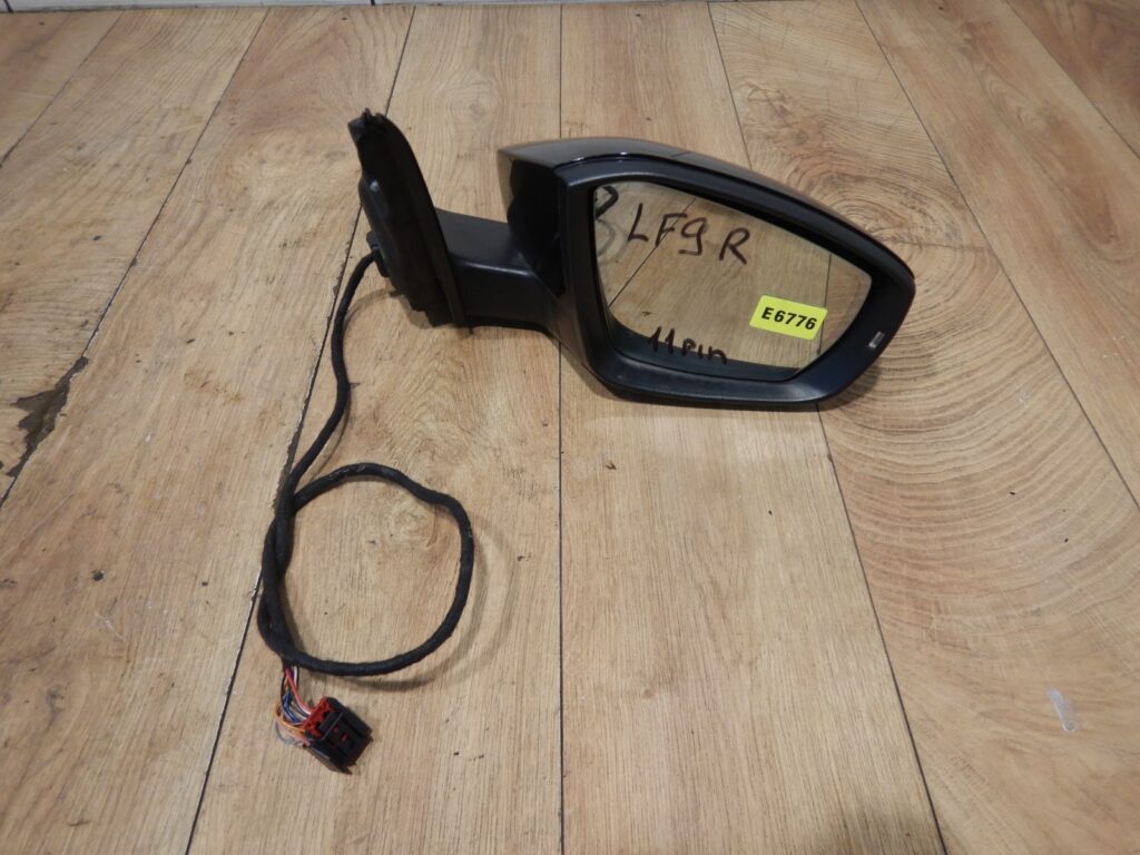 Skoda Octavia III / 5E Right Side Mirror Black
