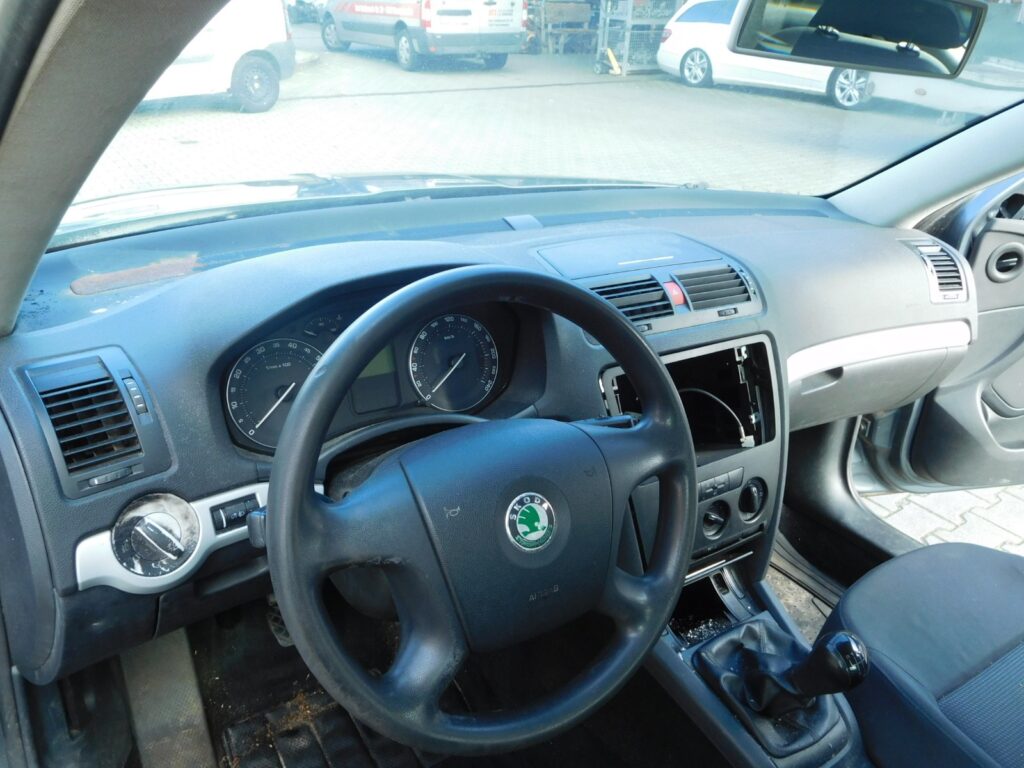 Skoda Octavia II / 1Z Dashboard Grey