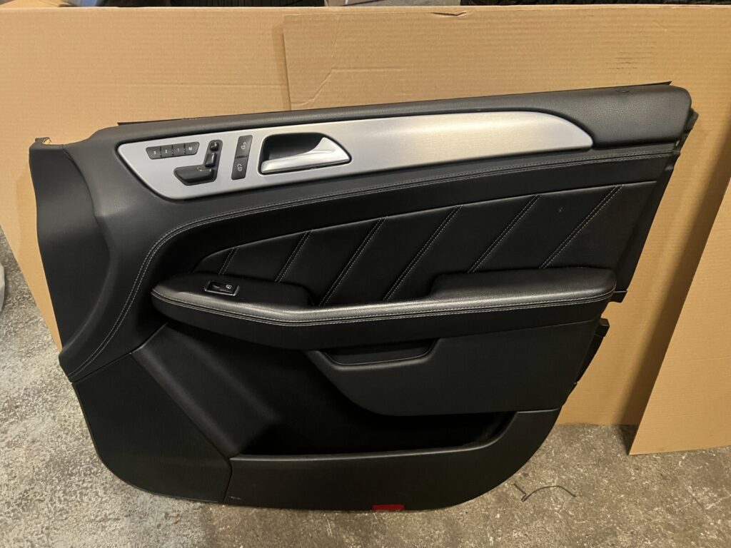 Türverkleidung vorne rechts — Mercedes ML 63 AMG W166 — schwarz