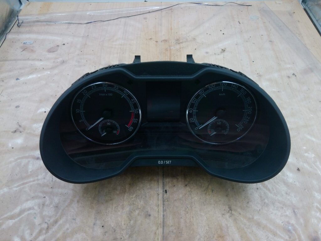 Skoda Octavia III 5E Analogue Instrument Cluster with Display OEM 5E0920781F