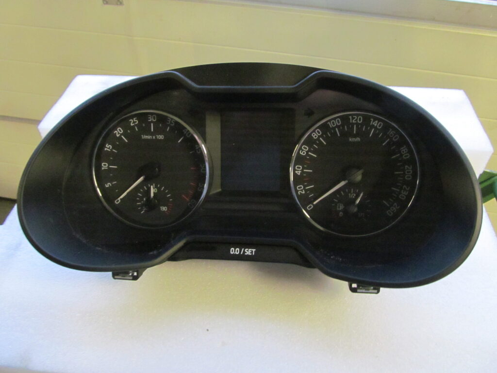 Skoda Octavia III 5E Analogue Instrument Cluster with Display OEM 5E0920861E