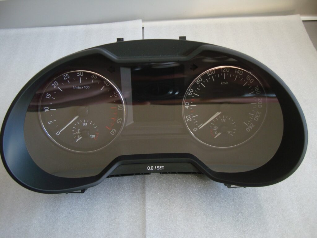 Skoda Octavia III 5E Analogue Instrument Cluster with Display OEM 5E0920741C