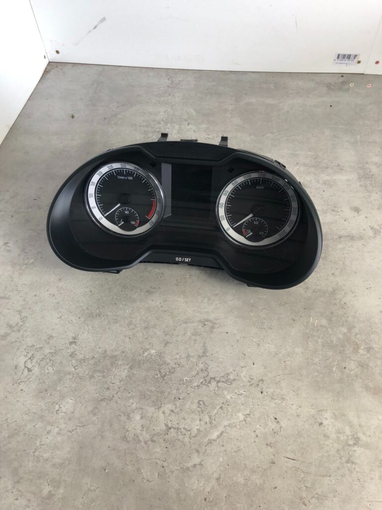 Skoda Octavia III 5E Analogue Instrument Cluster with Display OEM 5E0920741F