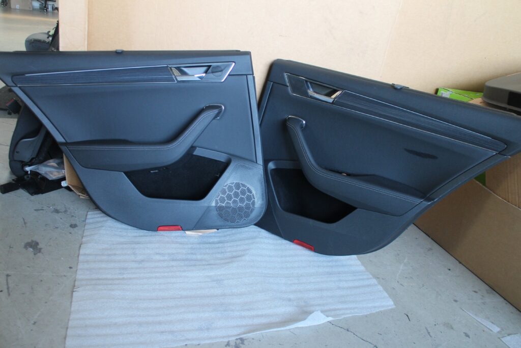 Skoda Superb III 3V Rear Left / Right Door Panel Set