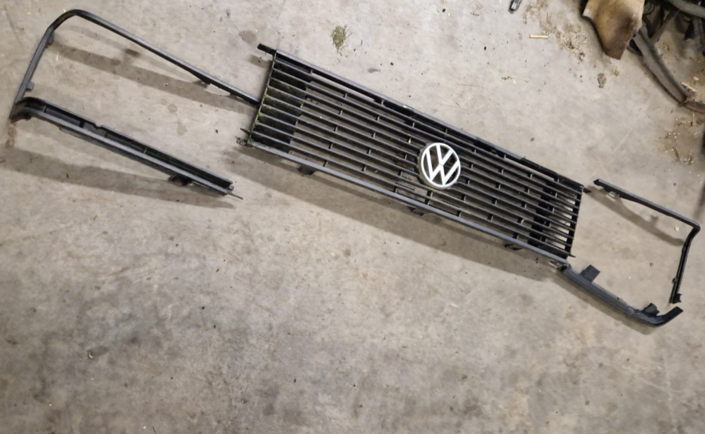 Volkswagen Jetta I Front Grille Set OEM 161853653