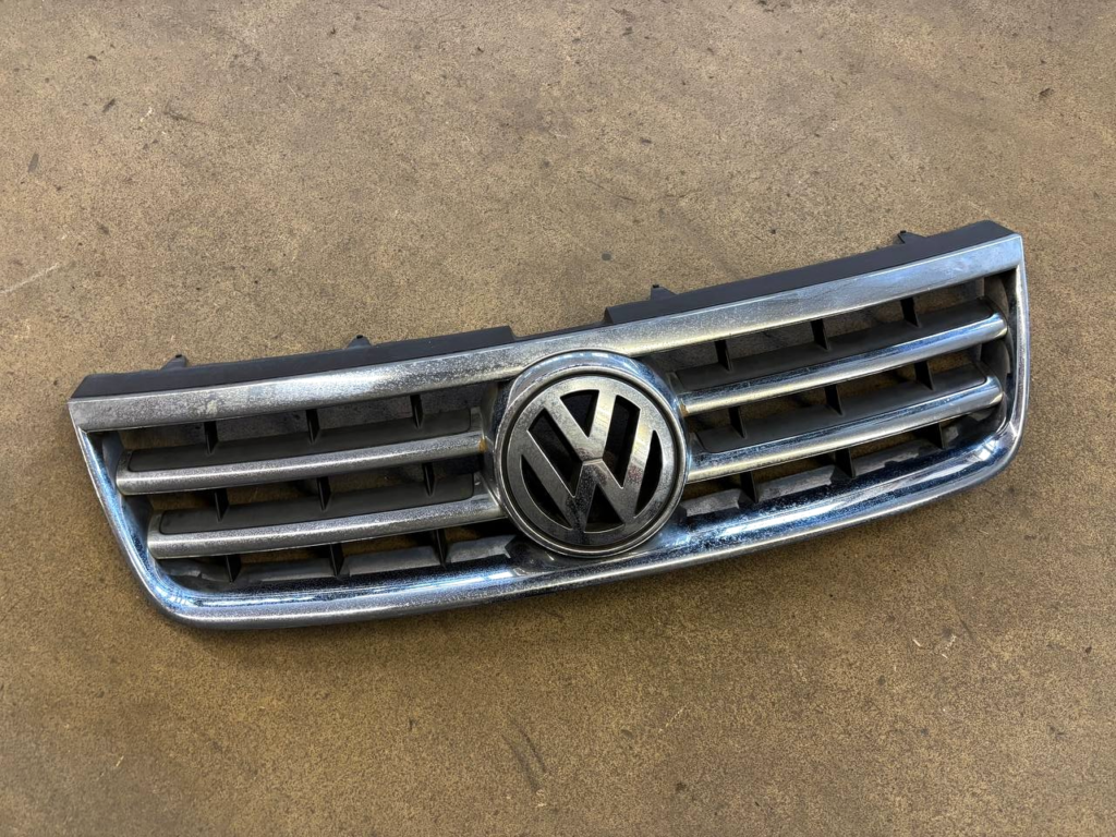 Volkswagen Touareg 7L Front Grille Black OEM 7L6853651A