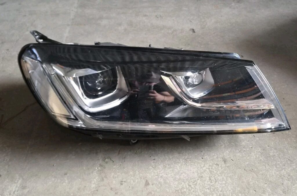 Volkswagen Touareg 7P Front Right Bi-Xenon / LED Headlight Black OEM 7P1941034A