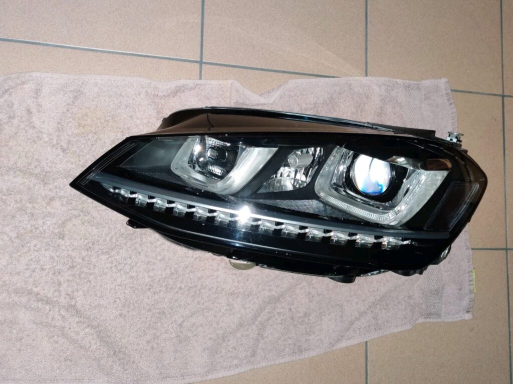 Volkswagen Golf VII Front Left Xenon / LED Headlight OEM 5G1941043E