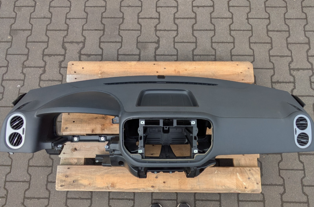 Volkswagen Tiguan I / 5N Front Dashboard Black
