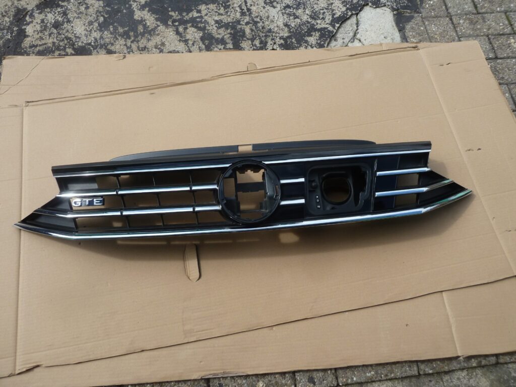 Volkswagen Passat GTE B8 / 3G Facelift Front Grille Black OEM 3G0853651CA