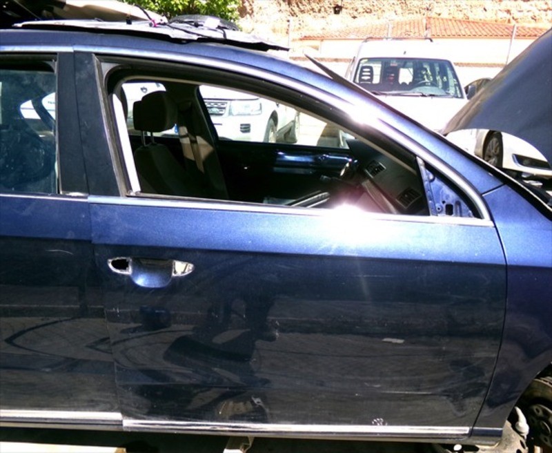 Volkswagen Passat Front Right Door