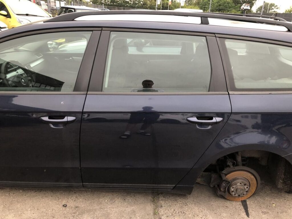 Volkswagen Passat Variant B7 / 3C Rear Left Door Shell OEM 3AF833055